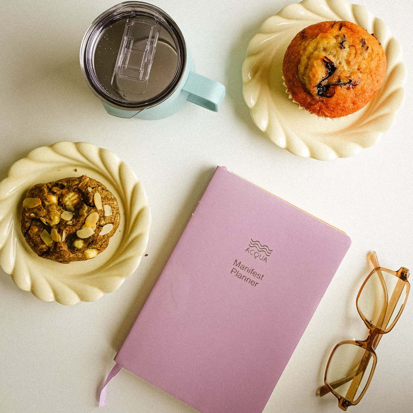 Kalender und Planungsunterlagen bei abendlichem Licht, Planner im Flatlay mit Kaffee